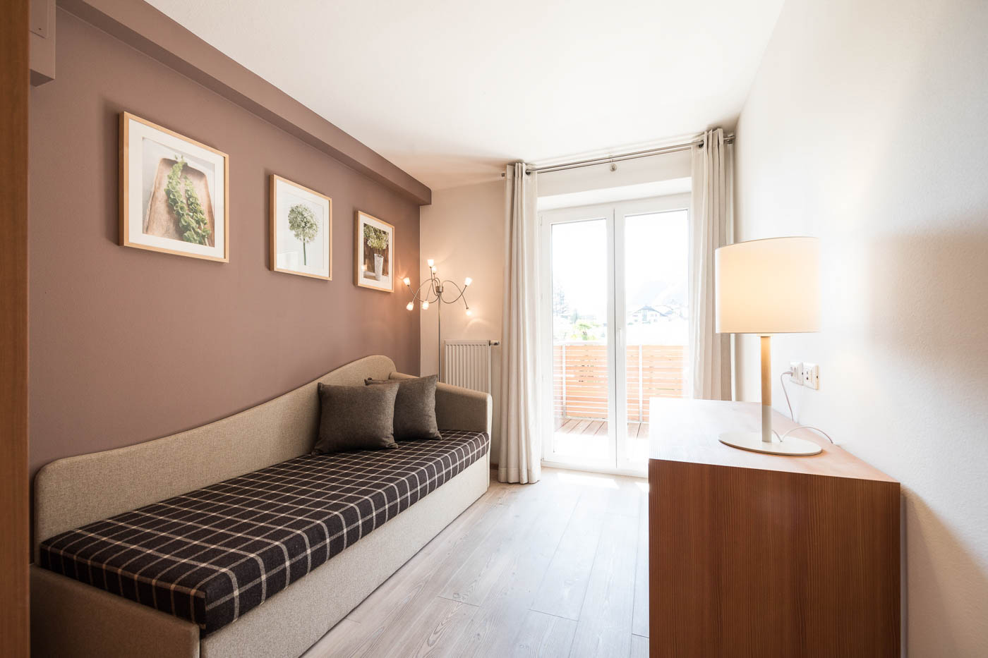 Rosenbaum Suite mit ruhiger Couchecke und Balkon